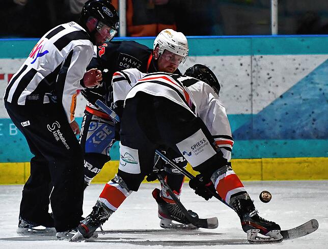 Ernüchtert nach nur drei Siegen: Tom Kohler (hinten, beim Bulli) hatte sich für seine erste Saison als Kapitän des EHC Herrischried ...