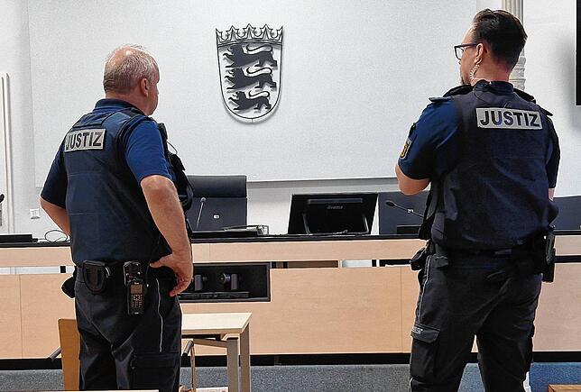 Wachtmeister im Sitzungssaal des Landgerichts Ravensburg.
