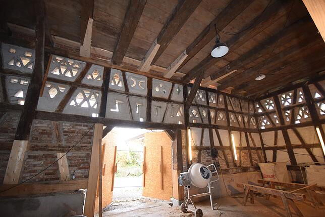 An der Decke und der Fachwerkfassade haben einige Holzbalken Prothesen erhalten, also Teile wurden ersetzt. Das Eichenholz wird später ...