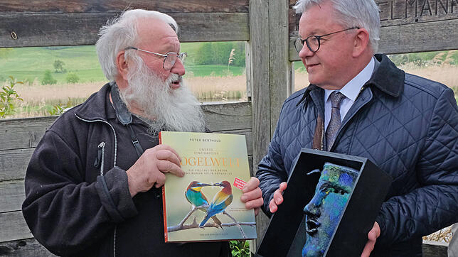 Als &bdquo;Gesicht Europas&ldquo; wurde der Vogelkundler Peter Berthold (links) von Minister Guido Wolf (CDU) gewürdigt und erhielt am ...