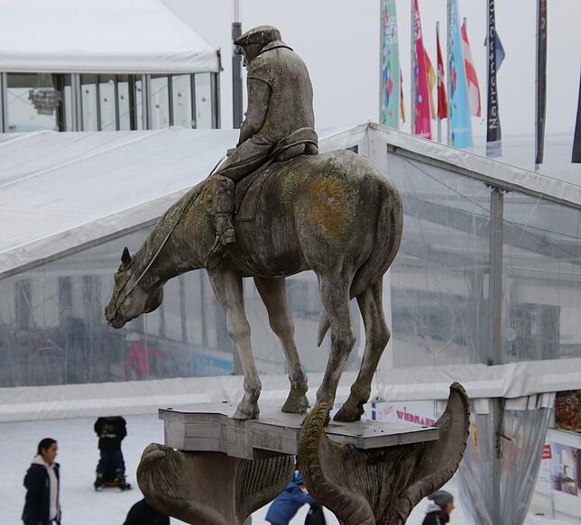 Der als „Bodenseereiter“ mit Schlittschuhen ausgestattete Martin Walser thront auf dem Lenk-Brunnen am Überlinger Landungsplatz.