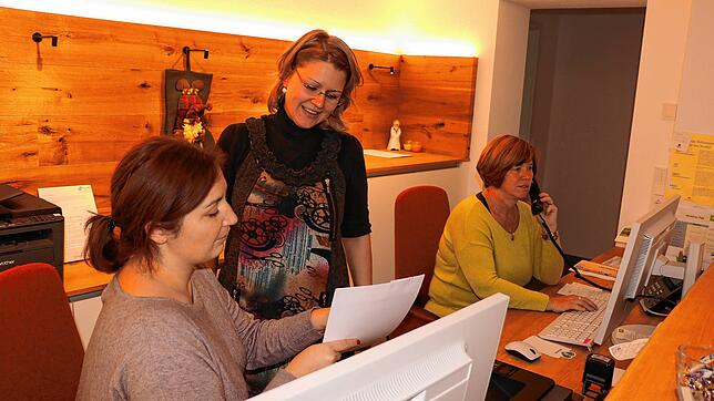 Sie sind ein neues, gleichwohl eingespieltes Team. Selina Pfeiffer (von links), Eugenia Wachtel und Ingeborg Eichkorn schmeißen in der ...