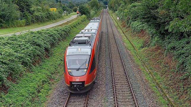Es geht voran auf der Hochrheinstrecke: Landkreis Waldshut und neun Gemeinden unterzeichnen eine Vereinbarung zur Verteilung der auf sie ...