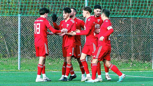 Der FC Überlingen hat mit dem 2:0 (JUbel nach dem 2:0 von Malik Sokolovic, Zweiter von links) über den FC Öhningen-Gaienhofen seine ...