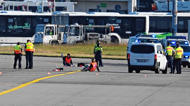 Einsatzfahrzeuge von Polizei, Feuerwehr und Flughafen-Sicherheit stehen am 25. Juli auf dem Vorfeld des Frankfurter Flughafens, wo sich ...