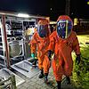 Einsatzkräfte der Feuerwehr in Schutzanzügen beim Gefahrgutunfall auf dem Fondium-Gelände.