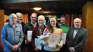 Frank Welk (l.) und Werner Gebhardt (r.) mit den Jungimkern Christian Beyerle (weiter v.l.), Ramon Lahoz, Georges Schwarz, Alexandra ...