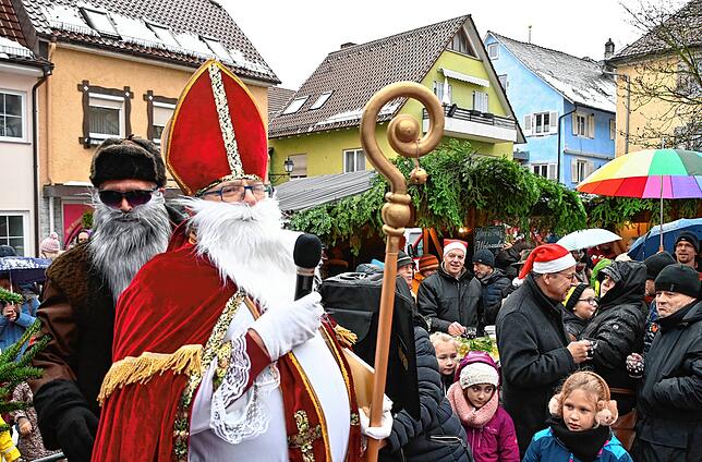 2023 waren Hans Geiger als Knecht Ruprecht und Rudi Schwäger als Nikolaus beim Winterzauber unterwegs. Auch diesmal werden Nikolaus und ...