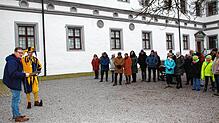 Im Schlossinnenhof beginnt die neue Themenführung rund um die Meßkircher Fasnet. Stadtführer Peter Lotzer (links) führt die ...