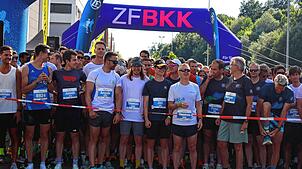 Warten auf den Start: Beim ZF-Firmenlauf gingen am Donnerstagabend am Messegelände Friedrichshafen 8848 Läuferinnen und Läufer an den Start.