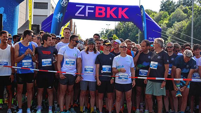 Warten auf den Start: Beim ZF-Firmenlauf gingen am Donnerstagabend am Messegelände Friedrichshafen 8848 Läuferinnen und Läufer an den Start.