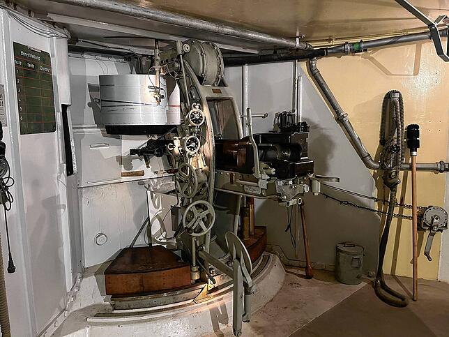 Zwei solche Artillerie-Bunkerkanonen des Kalibers 7,5 stehen im Bunker.