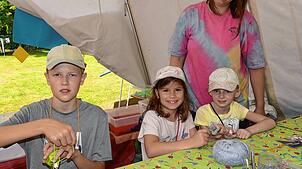 Ganz schön tricky, das Basteln mit Wolle. Doch mithilfe von Leiterin Lucia Karrer gelingt es den jungen Teilnehmern der Kinderspielstadt ...