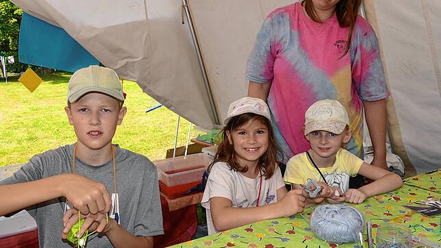 Ganz schön tricky, das Basteln mit Wolle. Doch mithilfe von Leiterin Lucia Karrer gelingt es den jungen Teilnehmern der Kinderspielstadt ...