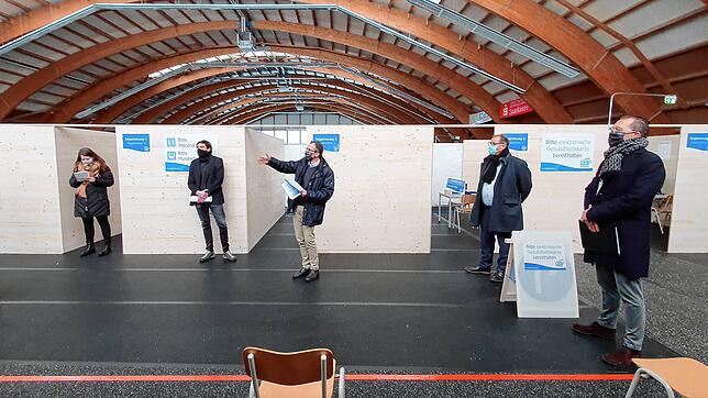 Landrat Sven Hinterseh (mitte) erklärt den Ablauf für den Start des Kreisimpfzentrums.