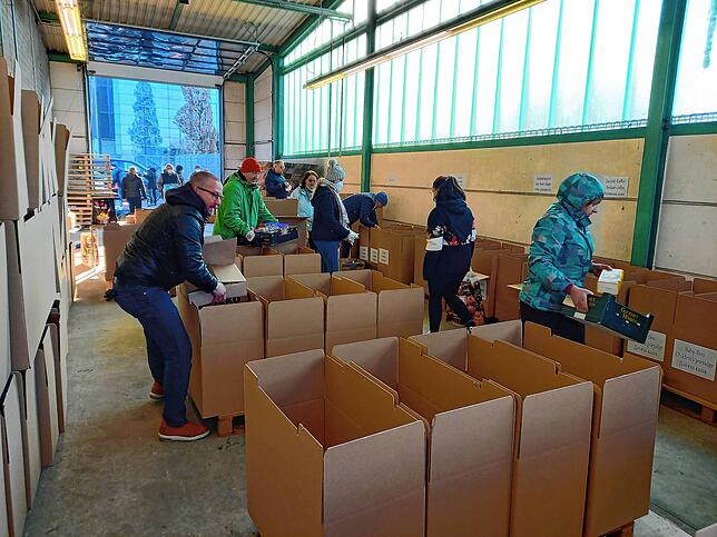 In der alten Lagerhalle der Firma Weber sortieren die Helfer am Samstagmorgen die Hilfsgüter in die bereitgestellten Kartons. 1000 ...