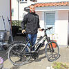 Valon Kelmendi kommt am Samstag, 9. April, zufällig mit dem Fahrrad am Brandort in der Hardtstraße vorbei und trägt mit seinem ebenso ...