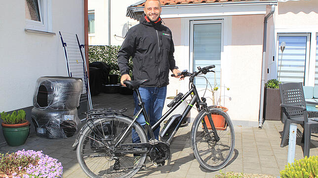 Valon Kelmendi kommt am Samstag, 9. April, zufällig mit dem Fahrrad am Brandort in der Hardtstraße vorbei und trägt mit seinem ebenso ...