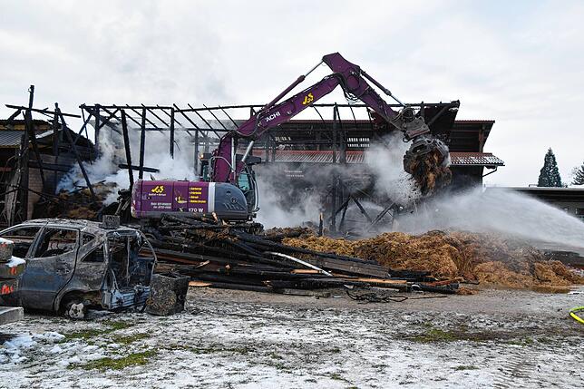 Bild 11: Bilder vom Großbrand eines Ökonomiegebäudes in Orsingen