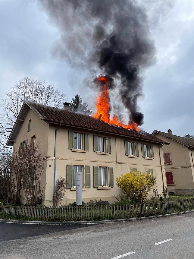 Der Dachstuhl eines Hauses im Flössländeweg im Schweizer Rheinfelden brennt.