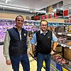 Lidl-Bezirksverkaufsleiter Simon Meyer (links) und Daniel Buchholz, Leiter der Filiale in Friedrichshafen-Bunkhofen, erlebten bereits ...