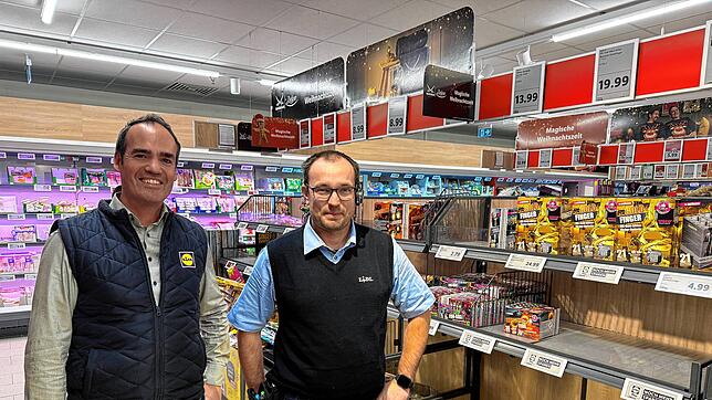 Lidl-Bezirksverkaufsleiter Simon Meyer (links) und Daniel Buchholz, Leiter der Filiale in Friedrichshafen-Bunkhofen, erlebten bereits ...