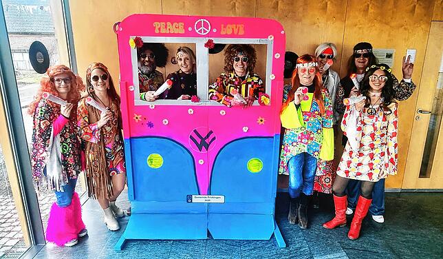 Der Frickinger Bürgermeister Jürgen Stukle (Fünfter von links) mit seinem kompletten Hippie-Team mit Hippie-Bus im Glaspalast, wie das ...