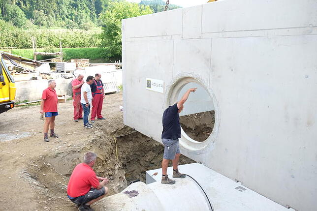 Sitzt. Nach wenigen Augenblicken sitzt der Koloss fast auf dem dafür vorbereiteten Fundament.