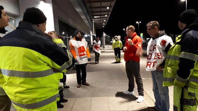 Die mitarbeiter fordern mehr Geld, das der Flughafen aber nicht hat.