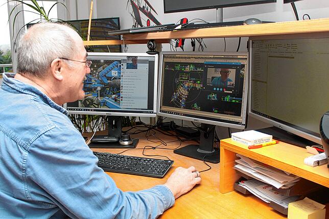 Der Markdorfer Henrik Augner, Projekteur für Pipeline-Anlagen, zu Hause im vollausgestatteten Homeoffice mit PC und drei Monitoren. Er ...