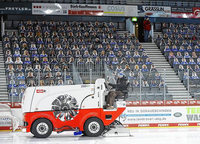 Auch in den Drittelpausen bekamen die 275 Pappfans, die mit dem Konterfei ihrer jeweiligen Besitzer beim Spiel gegen Straubing in der ...