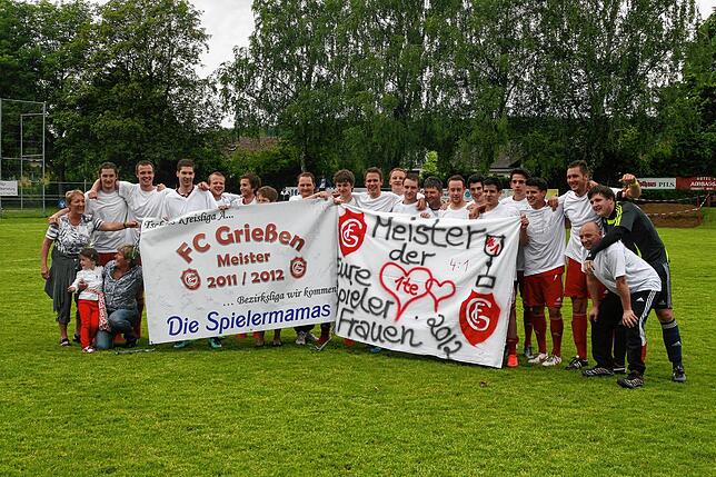 Eine weitere Impression vom Meisterteam des FC Grießen 2012 nach dem Aufstieg in die Bezirksliga Hochrhein.