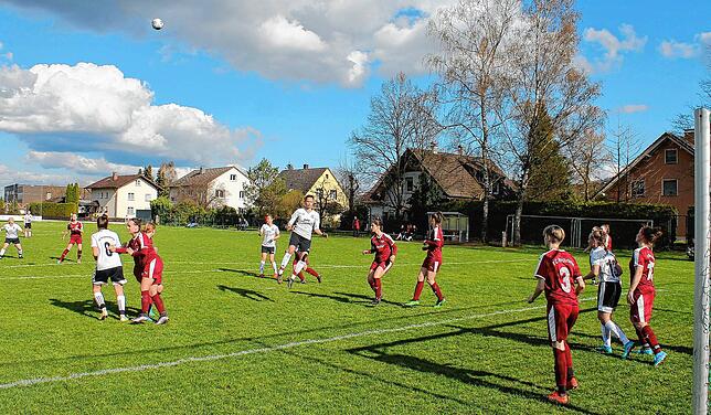 Bild 6: FC Hochrhein wehrt sich tapfer beim 1:2 gegen Spitzenreiter SV Deggenhausertal &ndash; wir haben Bilder!