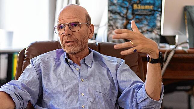 Jens Borchers, Leiter des fürstlich Fürstenbergischen Forstbetriebes, kündigt Pläne an, wonach auf Fürstenberg-Besitz viele neue ...