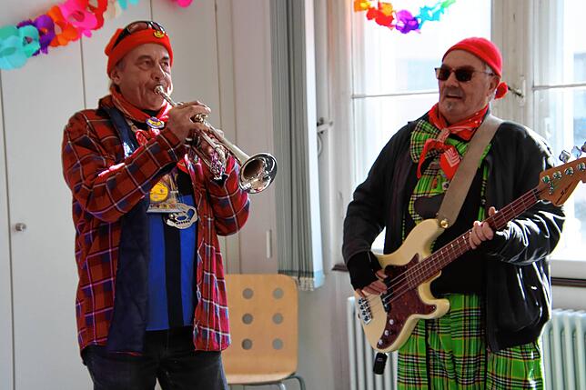 Bild 10: Viel Musik und gute Laune: Närrische Musiker bringen Fasnachtsstimmung in die SÜDKURIER-Redaktion