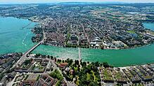 (Archivbild von Juli 2024) Die dicht bebaute linksrheinische Altstadt: Auch hier wird sich die Grundsteuer für viele Konstanzer erhöhen.