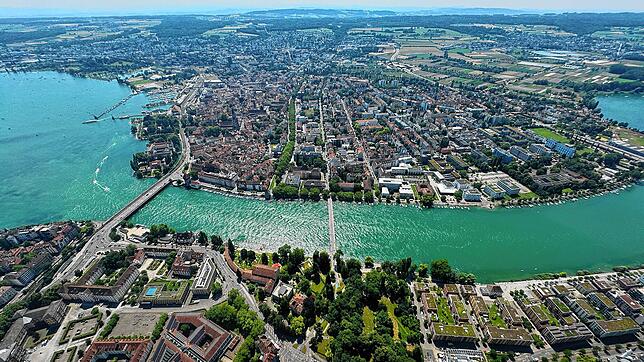 (Archivbild von Juli 2024) Die dicht bebaute linksrheinische Altstadt: Auch hier wird sich die Grundsteuer für viele Konstanzer erhöhen.