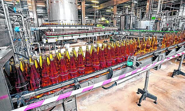 Die Fruchtsaft-Produktion bei der Schlör in Radolfzell. Das Unternehmen, das zur Widemann-Gruppe gehört, ist für seine hochwertigen ...
