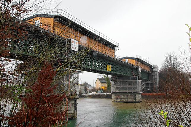 Die Asbest-Sanierung der Bahnbrücke über den Rhein zwischen Waldshut und Koblenz zieht sich in die Länge.