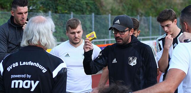 Das Päckle ist angekommen: Nach jedem Spiel präsentierte Trainer Michael Wasmer seinen Spielern ein kleines Paket. Als der Titel perfekt ...