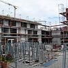 Im hinteren Teil des U-förmigen Gebäudekomplexes (links) befinden sich im Erdgeschoss und erstem Obergeschoss die mit Terrasse oder ...