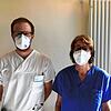 Assistenzarzt Lars Mühlnikel und Stationsleitung Isabelle Rhliouch kümmern sich täglich um Menschen, die am Corona-Virus erkrankt sind.
