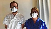 Assistenzarzt Lars Mühlnikel und Stationsleitung Isabelle Rhliouch kümmern sich täglich um Menschen, die am Corona-Virus erkrankt sind.