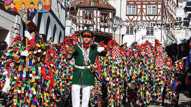 Der Fasnetsmäntigumzug 2023 wurde dank des tollen Wetters von tausenden Besuchern bejubelt.