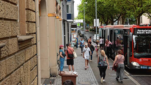 Seit einem Jahr wird der Bahnhofplatz saniert und beinahe alle Buslinien halten an der Laube, beispielsweise am Bürgerbüro, statt am ...