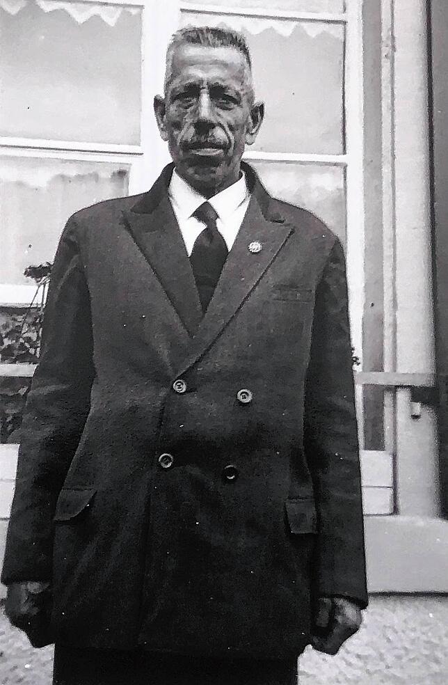 Sommer 1940: Der von harter Arbeit und einer Krankheit gezeichnete Andreas Wieland vor seiner Wohnung bei der Villa Herosé.