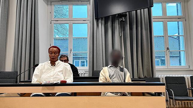 Der 32-jährige Angeklagte (rechts) ist nach dem Messerangriff auf einer Kreuzung in Ravensburg zu 13 Jahren Haft verurteilt worden.