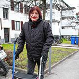Gabriele Fojer-Mönch, die in der Nähe wohnt, ist zufrieden mit der neuen Haltestelle der Linie 6 an der Klingenbergstraße.