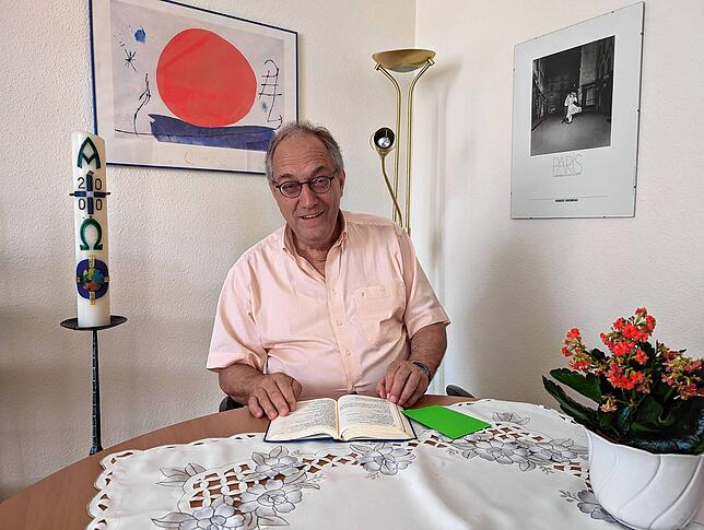 Dekan Josef Fischer in seinem Büro am Münsterplatz. Er weiß, wie er dem dunklen Treiben in der großen Villinger Klosterkirche Einhalt ...
