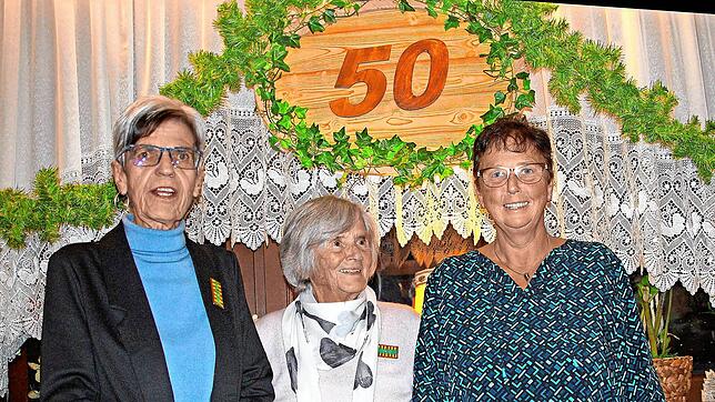 Vorsitzende Heidi Ganter (von links) freut mit den beiden letzten noch lebenden Gründungsmitgliedern über das 50-Jahr-Jubiläum des ...